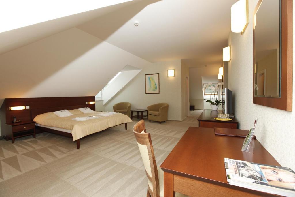 Hotel Sandor Pavillon Piest'any Rum bild