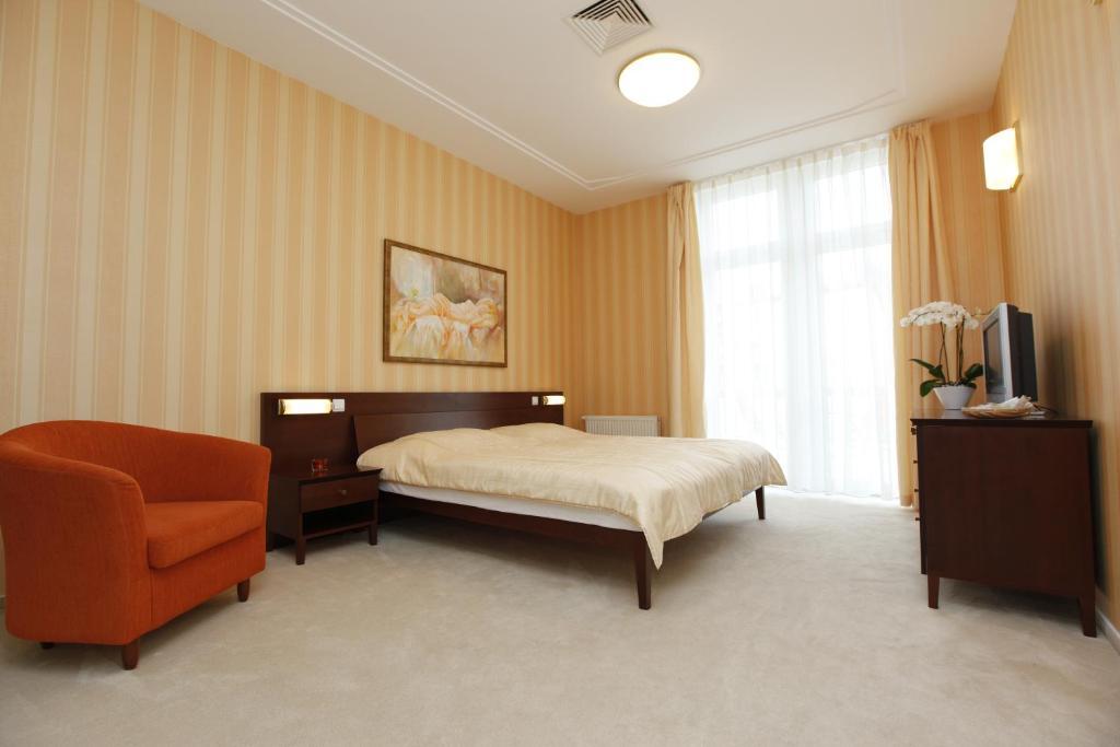 Hotel Sandor Pavillon Piest'any Rum bild